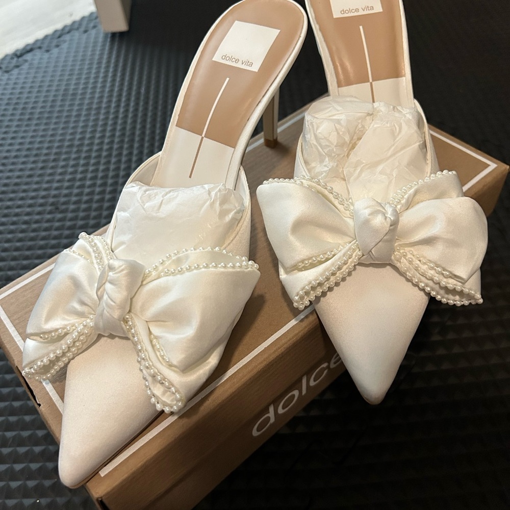 Dolce Vita Kayli Vanilla Pearl Bow Pointed-Toe Mule Pumps (size 9) - Never Worn